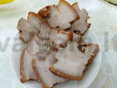 Kiaulienos krūtinėlė svogūnų lukštuose su česnaku pagrindine nuotrauka