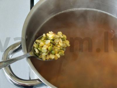 Žirnių kreminė sriuba su karčiais ir skrudinta duona Žingsnis 1