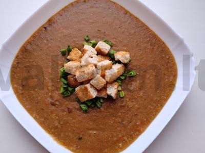 Žirnių kreminė sriuba su karčiais ir skrudinta duona pagrindine nuotrauka