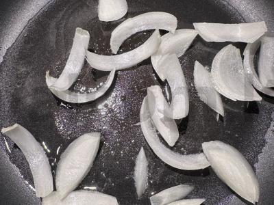 Kiauliena, troškinta su barbekiu padažu ir svogūnais Žingsnis 1