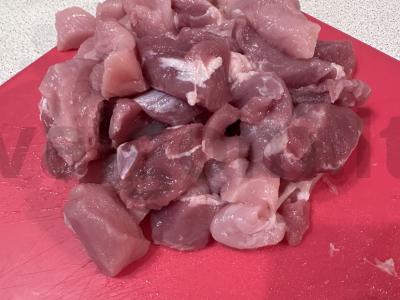 Kiauliena, troškinta su barbekiu padažu ir svogūnais Žingsnis 2