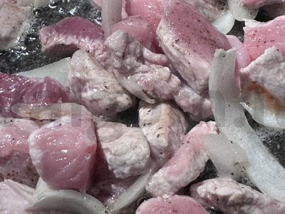 Kiauliena, troškinta su barbekiu padažu ir svogūnais Žingsnis 3