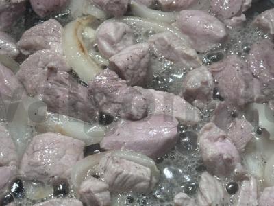 Kiauliena, troškinta su barbekiu padažu ir svogūnais Žingsnis 4