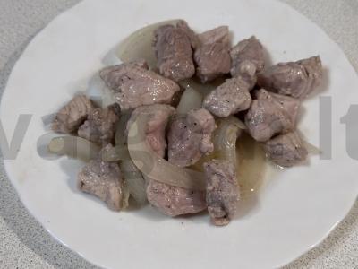 Kiauliena, troškinta su barbekiu padažu ir svogūnais pagrindine nuotrauka