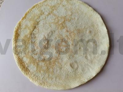 Rulonai kiaušinių blyneliuose su varškės įdaru, raudona žuvimi ir avokadu Žingsnis 1