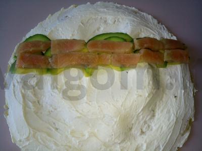 Rulonai kiaušinių blyneliuose su varškės įdaru, raudona žuvimi ir avokadu Žingsnis 4