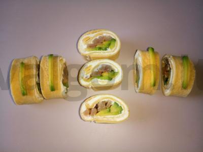 Rulonai kiaušinių blyneliuose su varškės įdaru, raudona žuvimi ir avokadu pagrindine nuotrauka