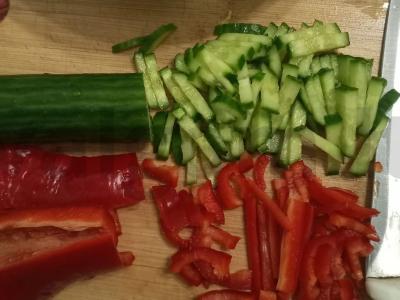 Daržovių salotas su alyvuogėmis ir sirtaqi sūriu Žingsnis 1