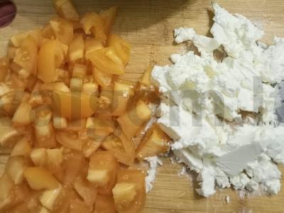 Daržovių salotas su alyvuogėmis ir sirtaqi sūriu Žingsnis 2