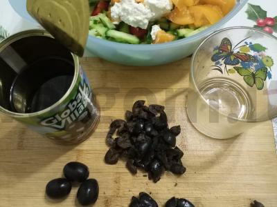 Daržovių salotas su alyvuogėmis ir sirtaqi sūriu Žingsnis 3