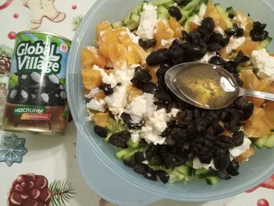 Daržovių salotas su alyvuogėmis ir sirtaqi sūriu Žingsnis 4