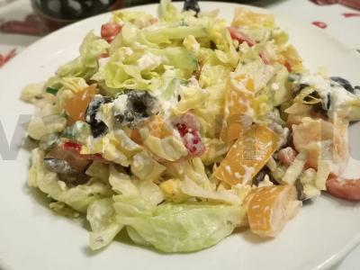 Daržovių salotas su alyvuogėmis ir sirtaqi sūriu pagrindine nuotrauka