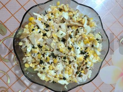 Salotas „Nikole“ su pievagrybiais ir vištiena pagrindine nuotrauka