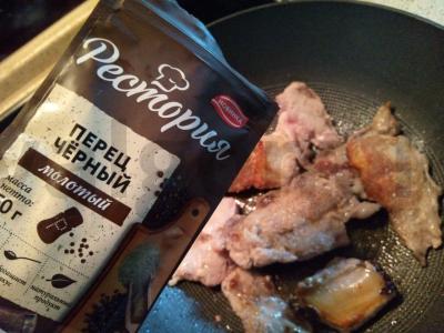 Bulvės su kiaulienos šonkauliais ir žolelėmis Žingsnis 1