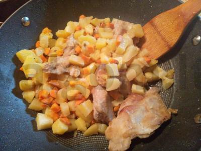 Bulvės su kiaulienos šonkauliais ir žolelėmis Žingsnis 4