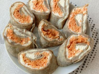 Kepenų ritinėliai su korėjietiška morkų salotomis pagrindine nuotrauka