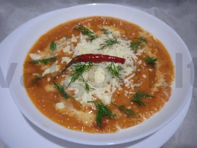 Moliūgų ir pomidorų sriuba su sūriu ir čili pipirais pagrindine nuotrauka