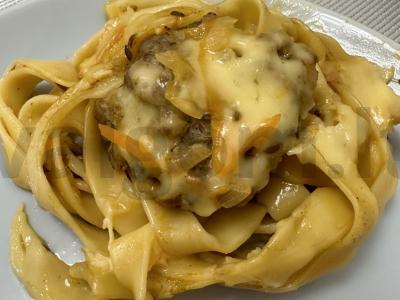 Makaronai-nestai su faršu ir daržovėmis pagrindine nuotrauka