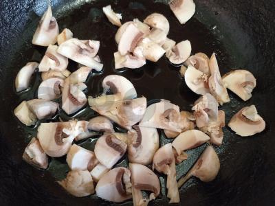 Ciabatta burgeris su kalakutienos kotletu, grybais ir kiaušiniu Žingsnis 3