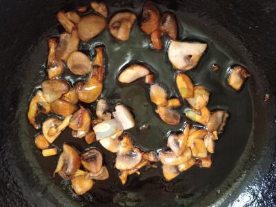 Ciabatta burgeris su kalakutienos kotletu, grybais ir kiaušiniu Žingsnis 4