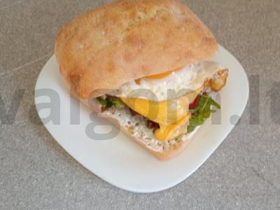 Ciabatta burgeris su kalakutienos kotletu, grybais ir kiaušiniu pagrindine nuotrauka