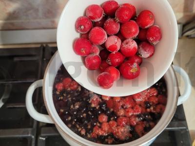 Naudingas kompotas iš juodųjų serbentų, aviečių ir šermukšnių Žingsnis 2