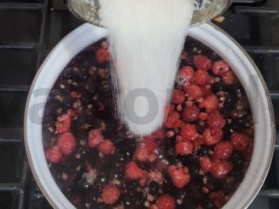 Naudingas kompotas iš juodųjų serbentų, aviečių ir šermukšnių Žingsnis 3