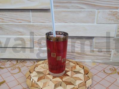 Naudingas kompotas iš juodųjų serbentų, aviečių ir šermukšnių pagrindine nuotrauka