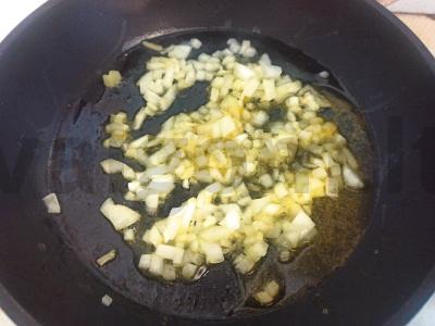 Užkandis ant krekerių su marinuotais agurkais ir keptu svogūnu Žingsnis 2