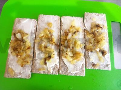 Užkandis ant krekerių su marinuotais agurkais ir keptu svogūnu Žingsnis 4