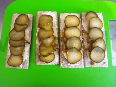 Užkandis ant krekerių su marinuotais agurkais ir keptu svogūnu Žingsnis 6