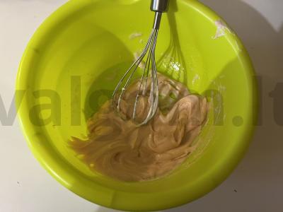 Švelnūs šokoladiniai keksiukai su varškės mase Žingsnis 4