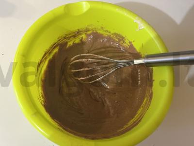 Švelnūs šokoladiniai keksiukai su varškės mase Žingsnis 6