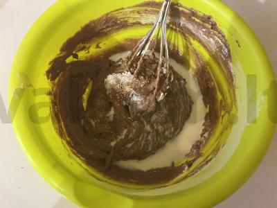 Švelnūs šokoladiniai keksiukai su varškės mase Žingsnis 8