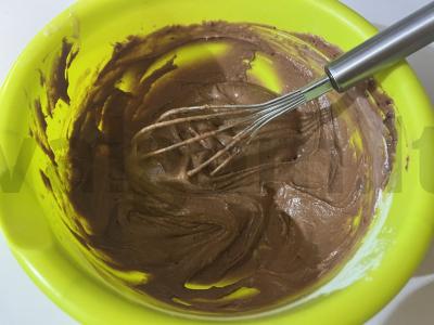 Švelnūs šokoladiniai keksiukai su varškės mase Žingsnis 9