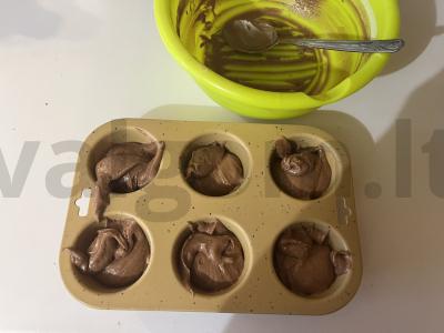 Švelnūs šokoladiniai keksiukai su varškės mase Žingsnis 10