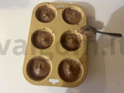 Švelnūs šokoladiniai keksiukai su varškės mase Žingsnis 11