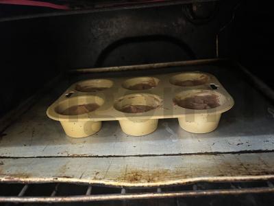 Švelnūs šokoladiniai keksiukai su varškės mase Žingsnis 12