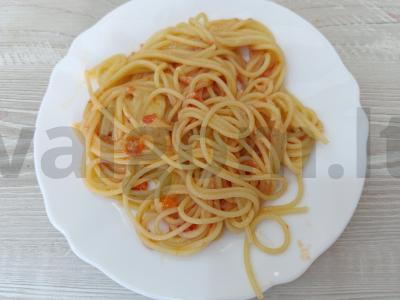 Makaronai su sūriu ir daržovėmis vakarienei pagrindine nuotrauka