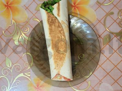 Sultinga tortilija su vištiena ir daržovėmis namuose pagrindine nuotrauka