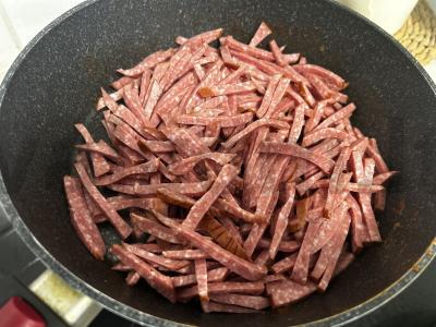 Sultinys su bulvėmis ir dešra pietums Žingsnis 6