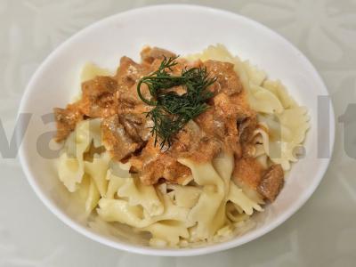 Farfalle su kalakutiena grietinėlės-tomato padaže pagrindine nuotrauka