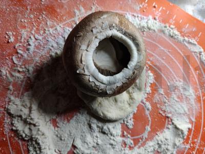 Portobello grybai su čederiu sluoksniuotoje tešloje Žingsnis 2