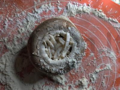 Portobello grybai su čederiu sluoksniuotoje tešloje Žingsnis 3