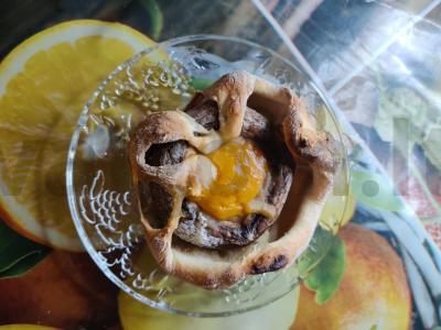 Portobello grybai su čederiu sluoksniuotoje tešloje pagrindine nuotrauka