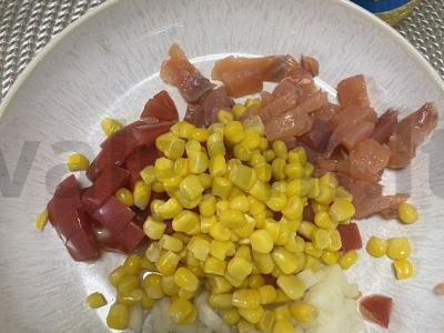 Salotos su raudona žuvimi ir kukurūzais Žingsnis 3