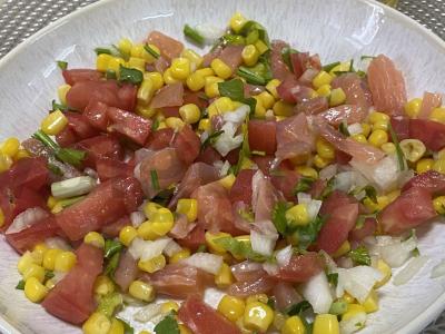 Salotos su raudona žuvimi ir kukurūzais pagrindine nuotrauka
