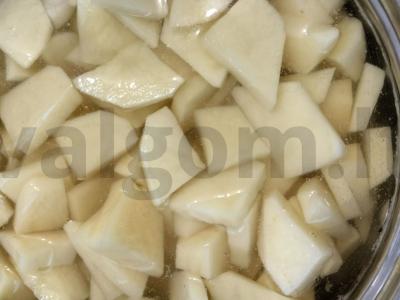 Kiauliena su daržovėmis ir pupelėmis puoduose Žingsnis 2