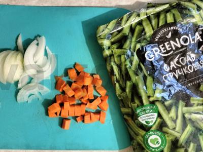 Kiauliena su daržovėmis ir pupelėmis puoduose Žingsnis 3