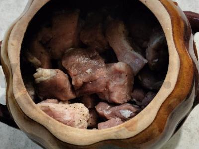 Kiauliena su daržovėmis ir pupelėmis puoduose Žingsnis 4